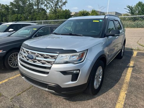 Used 2018 Ford Explorer XLT w/ Equipment Group 202A AWD/4WD image 3