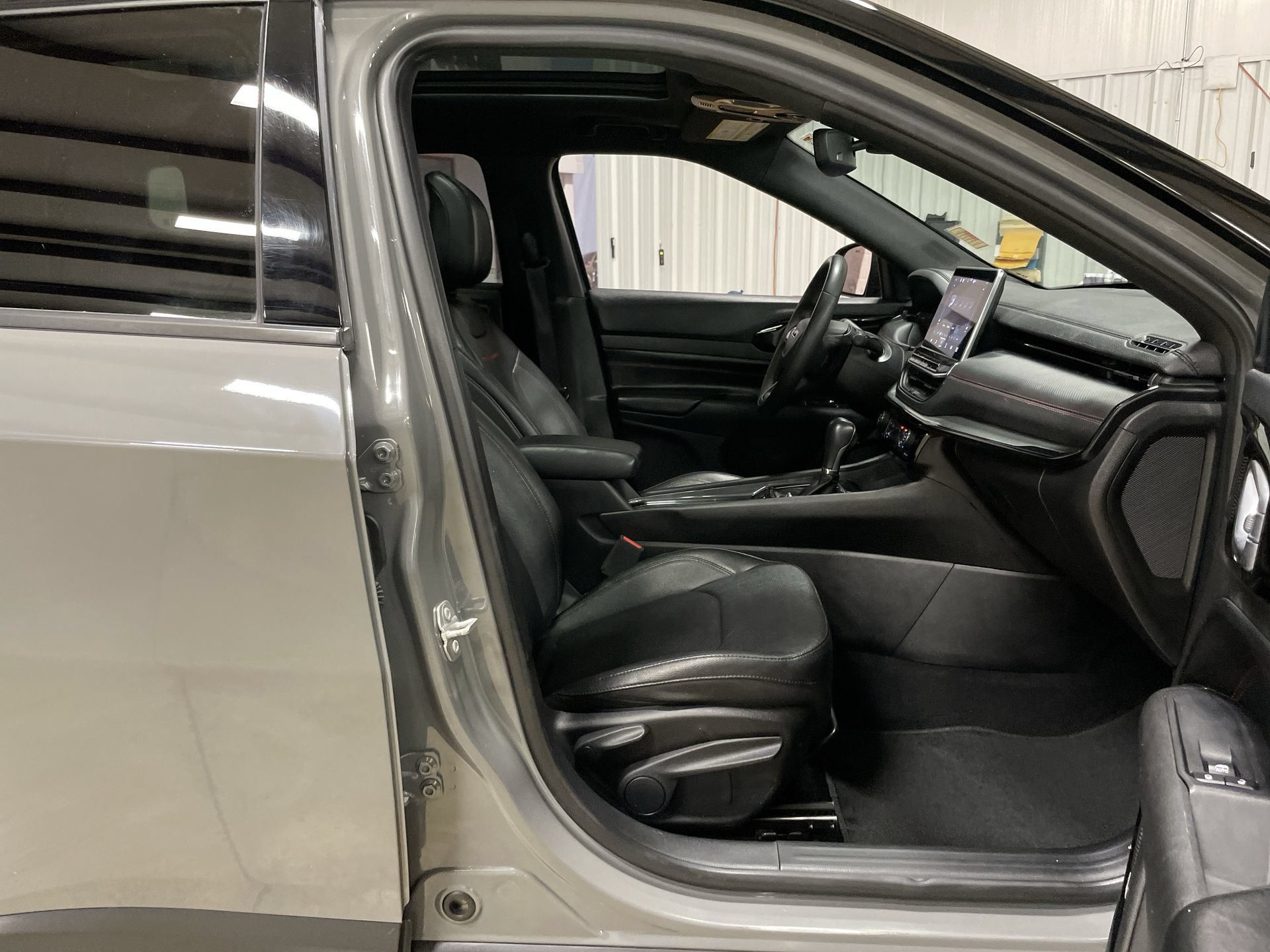 Used 2024 Jeep Compass Trailhawk w/ Sun and Sound Group AWD/4WD image 27