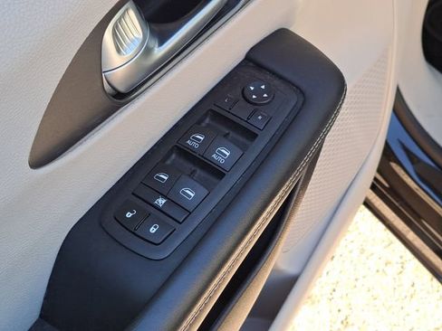 Used 2024 Chrysler Pacifica Touring-L image 19