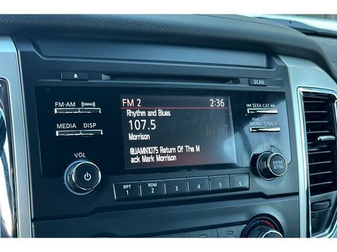 Used 2018 Nissan Titan SV image 19