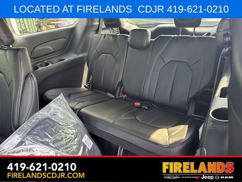 New 2027 Chrysler Pacifica Select FWD image 10