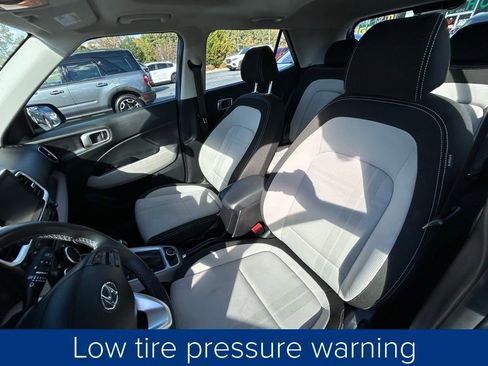 Used 2024 Hyundai Venue SEL image 28