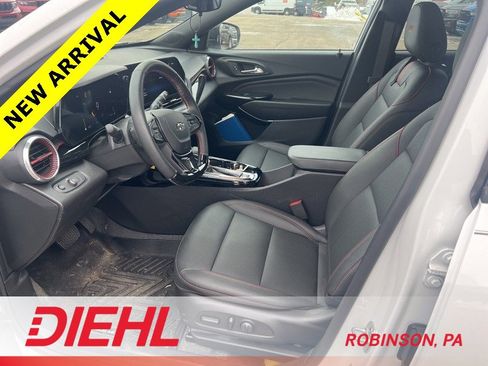 Used 2025 Chevrolet Trax RS image 11