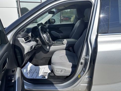 Used 2022 Toyota Highlander LE image 22