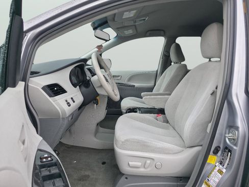 Used 2013 Toyota Sienna LE w/ Towing Pkg image 10