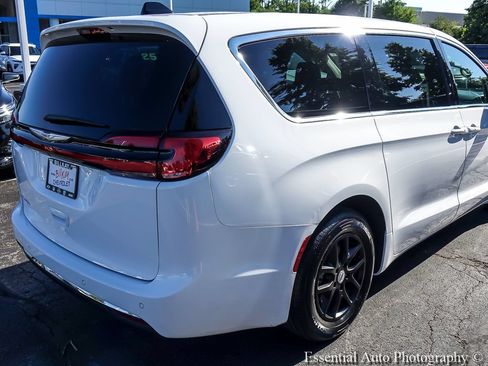 Used 2024 Chrysler Pacifica Touring-L FWD image 9