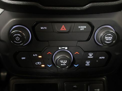 Used 2020 Jeep Renegade Latitude w/ Popular Equipment Group FWD image 41