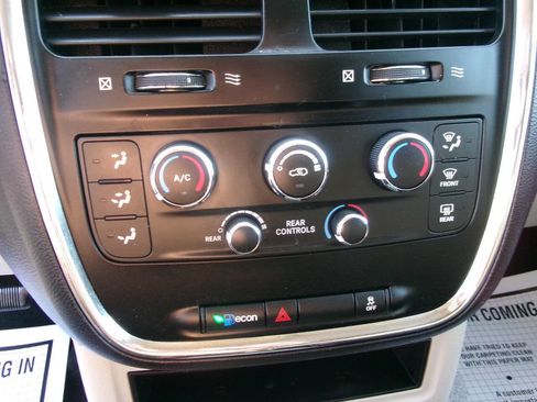 Used 2013 Dodge Grand Caravan SE image 17