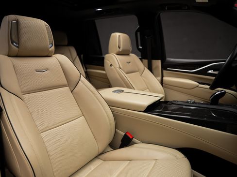 Used 2024 Cadillac Escalade Premium Luxury AWD/4WD image 63
