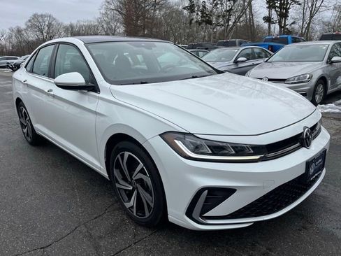 Certified 2025 Volkswagen Jetta SEL image 4