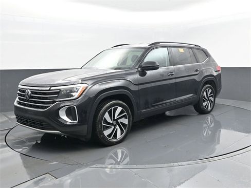Used 2024 Volkswagen Atlas SE image 2