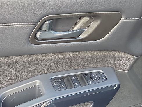 Used 2025 Nissan Pathfinder SV FWD image 14