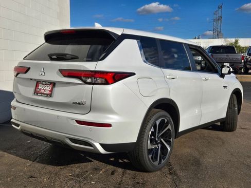 New 2025 Mitsubishi Outlander SE image 11