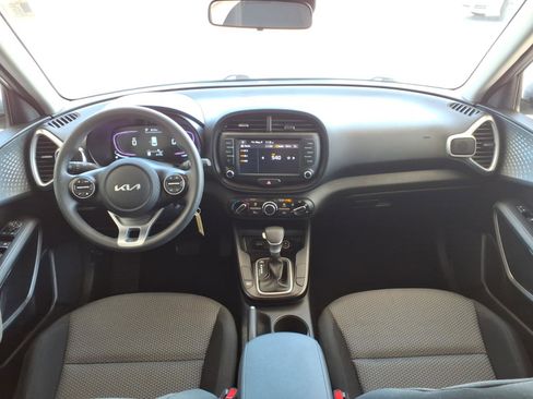 Used 2025 Kia Soul LX w/ LX Technology Package FWD image 19