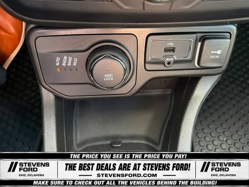 Used 2022 Jeep Renegade Latitude w/ Convenience Group AWD/4WD image 29