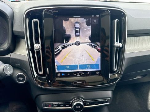 Used 2024 Volvo XC40 B5 Plus image 14