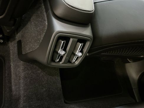 Used 2025 Volvo XC40 B5 Plus image 29