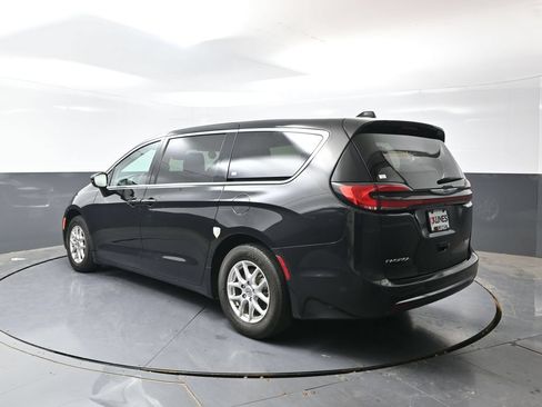 Used 2024 Chrysler Pacifica Touring-L FWD image 12