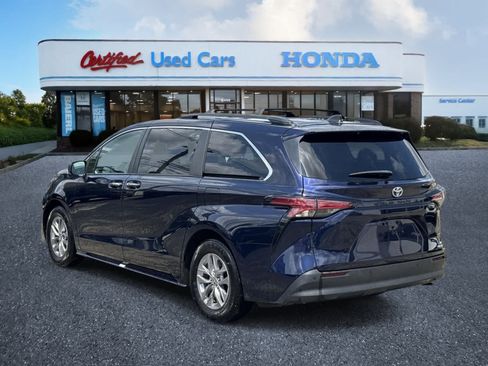 Used 2022 Toyota Sienna XLE FWD image 3