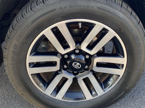 Used 2015 Toyota 4Runner Limited image 9