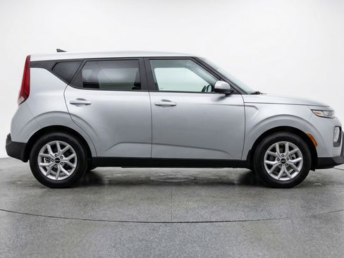 Used 2025 Kia Soul LX w/ LX Technology Package FWD image 11
