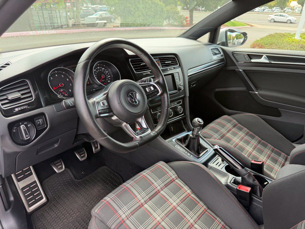Used 2015 Volkswagen Golf 4-Door FWD image 16