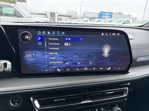 Used 2025 Chevrolet Traverse LT image 23