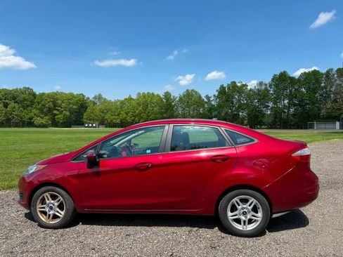 Used 2017 Ford Fiesta SE FWD image 2