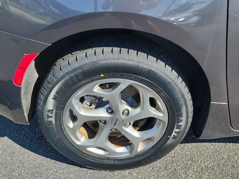 Used 2022 Chrysler Pacifica Limited AWD/4WD image 10