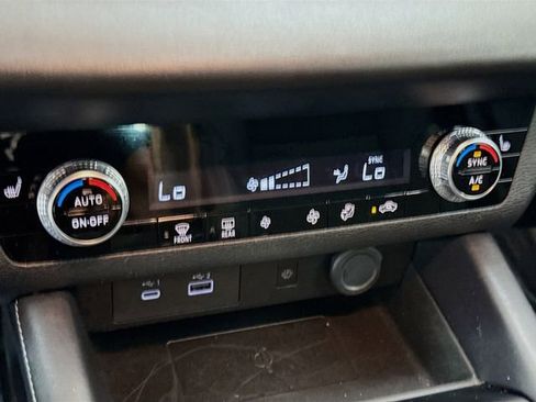 Used 2024 Mitsubishi Outlander SE Black Edition image 15