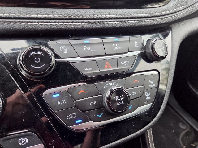 Used 2025 Chrysler Pacifica Limited FWD image 19