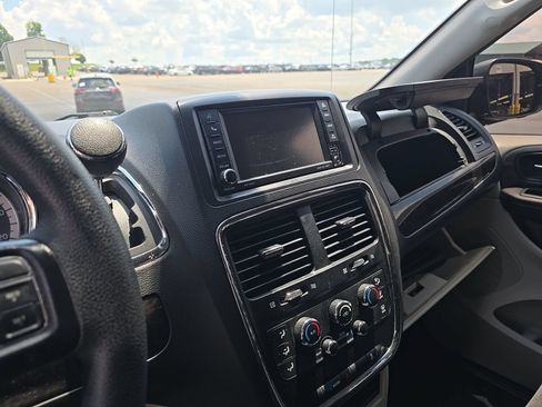 Used 2018 Dodge Grand Caravan SE FWD image 7