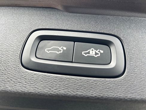 Certified 2025 Volvo V60 B5 Cross Country Plus image 18