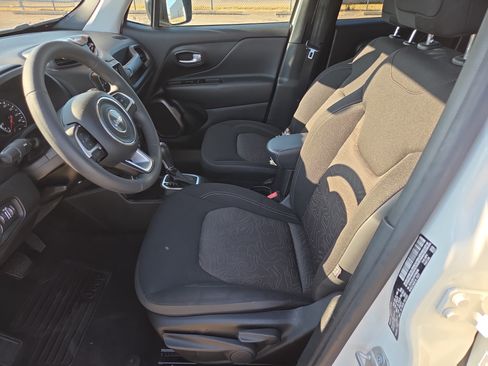 Used 2023 Jeep Renegade Latitude AWD/4WD image 5