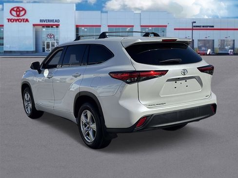 Certified 2022 Toyota Highlander L image 5