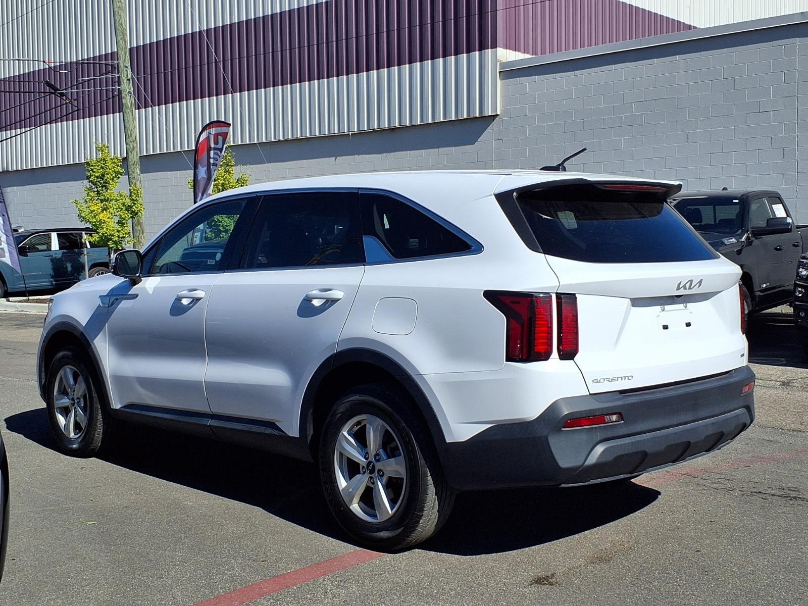 Used 2023 Kia Sorento LX AWD/4WD image 2