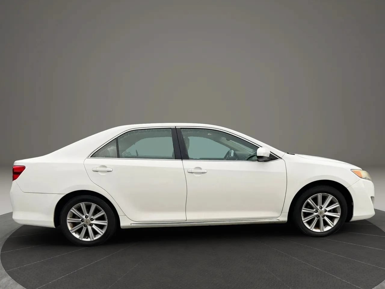 Used 2012 Toyota Camry XLE w/ Leather Pkg FWD image 4
