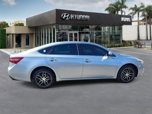 Used 2017 Toyota Avalon XLE image 2