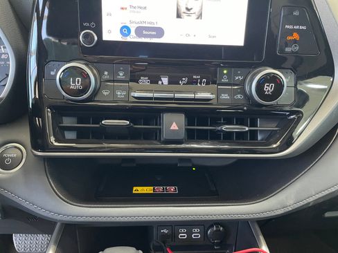 Used 2026 Toyota Highlander XLE AWD/4WD image 11