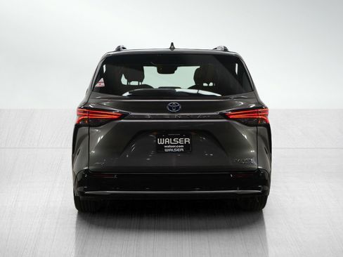 Used 2024 Toyota Sienna Platinum image 4