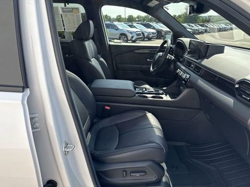 Used 2025 Honda Pilot Black Edition image 17