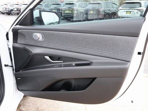 New 2025 Hyundai Elantra Limited image 9
