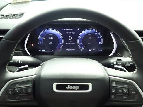 Used 2023 Jeep Grand Cherokee L Laredo image 38