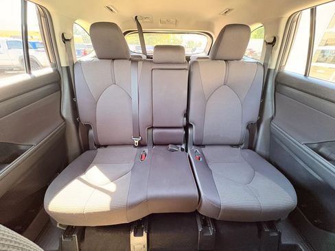 Used 2022 Toyota Highlander LE AWD/4WD image 19