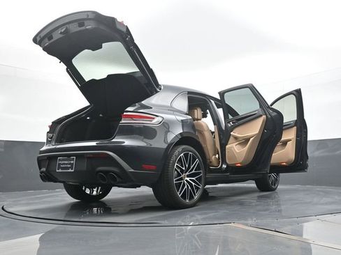 Certified 2025 Porsche Macan AWD/4WD image 26