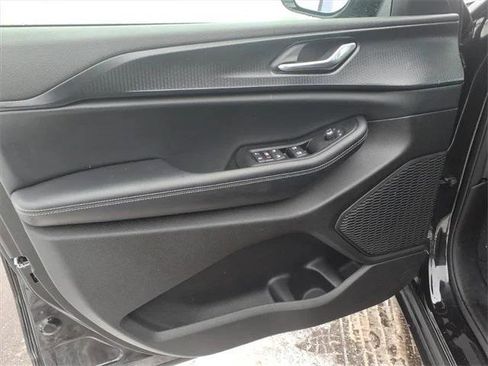 Certified 2025 Jeep Grand Cherokee L Altitude image 8