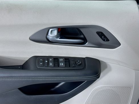 Used 2024 Chrysler Pacifica Touring-L FWD image 17