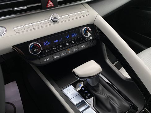 Used 2025 Hyundai Elantra Limited FWD image 17