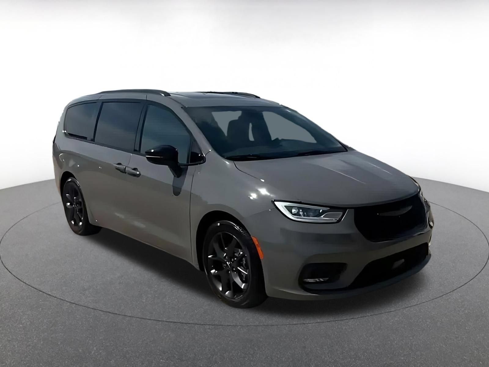 Used 2025 Chrysler Pacifica Limited FWD image 3