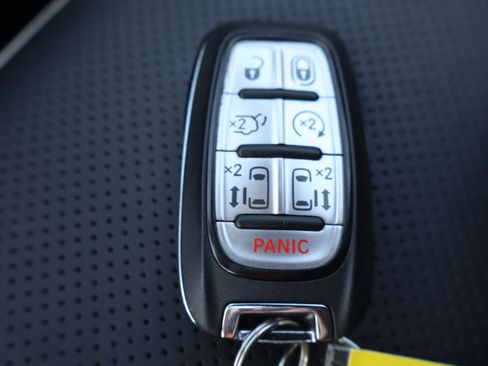 Used 2025 Chrysler Pacifica Limited FWD image 35